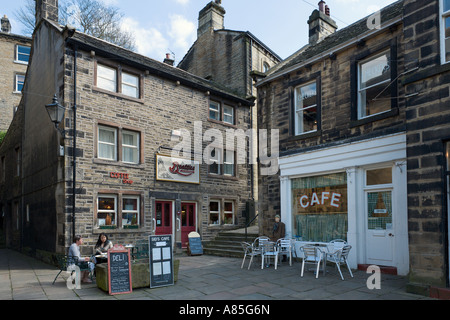 Sid's Cafe et Beatties Café-restaurant dans le centre ville, Holmfirth, West Yorkshire, Angleterre Banque D'Images