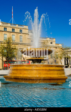 L'une des Fontaines sur Trafalgar Square et la Maison du Canada London England UK Banque D'Images