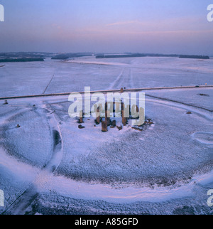 Dans Stonehenge Wiltshire neige coucher du soleil Vue aérienne avec l'Avenue voie processionnelle en arrière-plan Banque D'Images