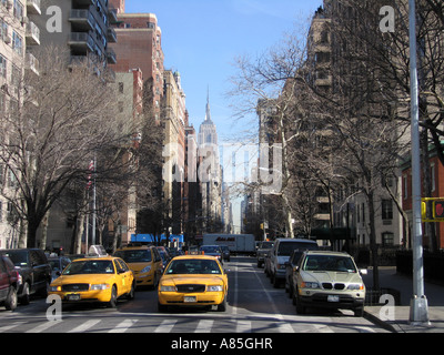 Jusqu'à la Cinquième Avenue avec les taxis jaunes vers l'Empire State Building de New York City distance Nord USA Banque D'Images