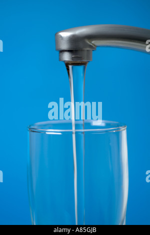 Verser de l'eau du robinet dans un verre Banque D'Images
