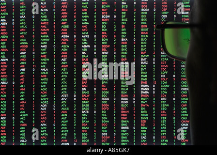 Stock Trader femelle à grand écran à un prix de marché Banque D'Images