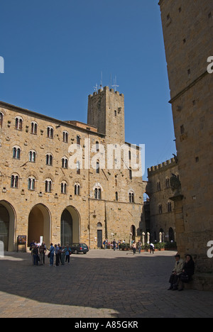 Volterra, Toscane, Italie. Piazza dei Priori. Palazzo Pretorio (13thC) à Torre del Porcellino (tour) Banque D'Images