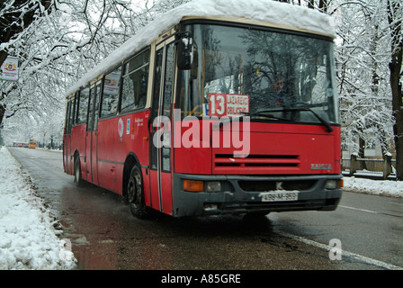 Bus on a City Street During Winter Snow Banque D'Images