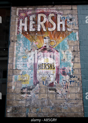 L'affiche déchirée sur le mur nord de la ville de New York USA Banque D'Images