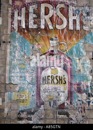 Close up de l'affiche déchirée sur le mur nord de la ville de New York USA Banque D'Images