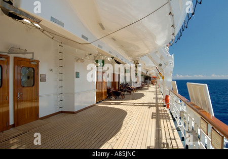 Vue de pont sur bateau de croisière en mer. Banque D'Images