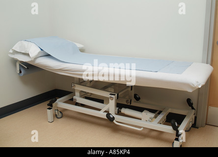 Lit d'examen de l'hôpital vide Banque D'Images