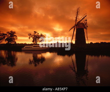 Coucher du soleil sur les Norfolk Broads, turf fen mill, Norfolk, Angleterre Banque D'Images