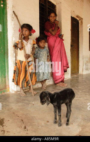 Les membres de la tribu Soliga se tiennent à l'extérieur de leur maison dans le Sanctuaire de faune de BRT à Karnataka, Inde du sud. Banque D'Images