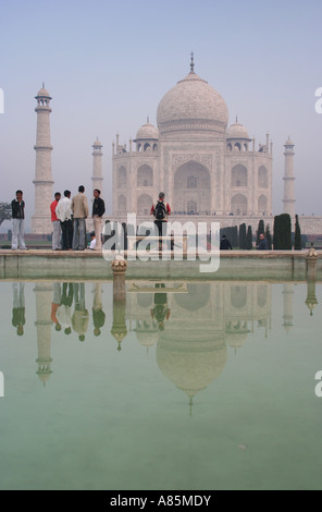 Les touristes en attendant le soleil se lève en face de l'hôtel Taj Mahal, Agra, Inde Banque D'Images