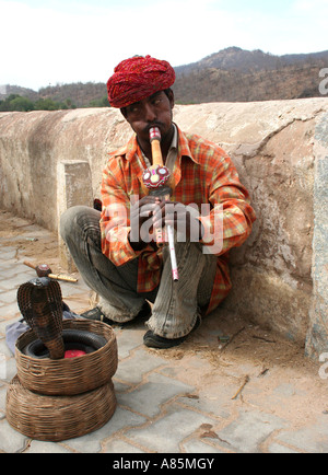 Un charmeur de serpent hypnotisant un crotale en jouant d'un instrument appelé Pungi dans Amer près de Jaipur, Rajasthan, Inde. Banque D'Images