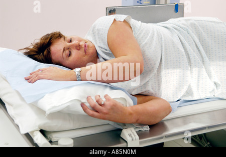 Femme ayant un lavement baryté sur table de Siemens Medical Solutions Axiom SALLE ICONOS R200 de l'unité d'imagerie radioscopique hôpital privé UK Banque D'Images