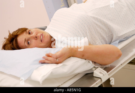 Femme ayant un lavement baryté sur table de Siemens Medical Solutions Axiom SALLE ICONOS R200 de l'unité d'imagerie radioscopique hôpital privé UK Banque D'Images