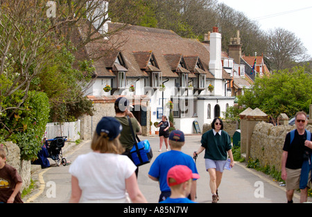 Les touristes Les touristes en se promenant dans le joli village côtier de l'anse de Lulworth Dorset England UK Banque D'Images