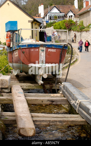 La pêche côtière bateau amarré sur cale dans joli village côtier Cove Lulworth Dorset England UK Banque D'Images