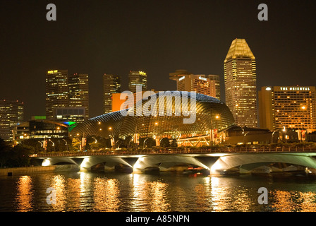 L'Esplanade du Centre des arts de la scène nationale de nuit, à Singapour. Banque D'Images