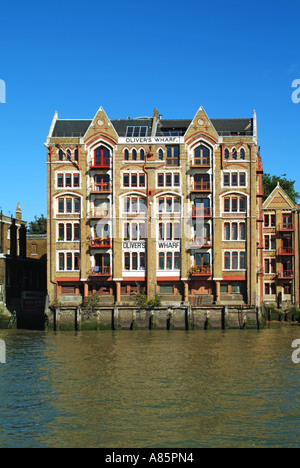 Au bord de l'ancien quai Olivers entrepôt à côté de la rivière Thames Banque D'Images