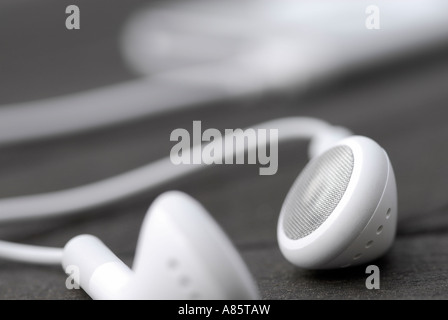 Lecteur mp3 ipod casque sur table de jardin Banque D'Images