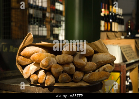 Des bouteilles de vin français dans le contexte d'une boutique dans les Borough Market Bermonsey le sud de Londres. Banque D'Images