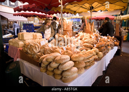 Blocage du pain dans le sud de Londres Borough Market, probablement le plus important marché de détail pour fine foods au Royaume-Uni. Banque D'Images