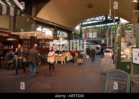 Une vue de la surface couverte de Borough Market à Bermondsey sud de Londres. Banque D'Images