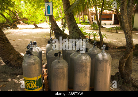 Réservoirs d'air comprimé préparé prêt à l'emploi par sucba plongeurs dans les Maldives. Banque D'Images