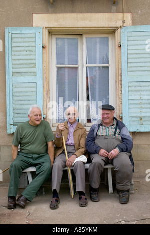 3 VIEILLARDS SUR UN BANC DE FONTENOY-LA-JOUTE LORRAINE FRANCE Banque D'Images