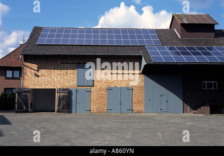 Des panneaux solaires sur les bâtiments de ferme à Wagenfeld, Basse-Saxe, Allemagne. Banque D'Images