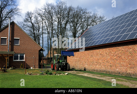 Des panneaux solaires sur les bâtiments de ferme à Wagenfeld, Basse-Saxe, Allemagne. Banque D'Images