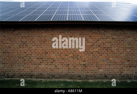 Des panneaux solaires sur les bâtiments de ferme à Wagenfeld, Basse-Saxe, Allemagne. Banque D'Images