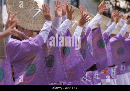 Les femmes en kimono et chapeaux de paille danser ensemble dans les rues de Tokushima au cours de l'été festival Awa Odori Banque D'Images