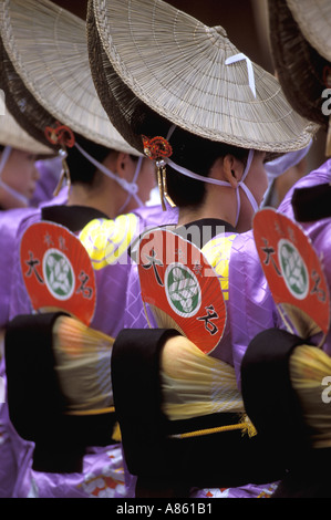 Les femmes en kimono et chapeaux de paille dansant ensemble dans les rues de Tokushima au cours de l'été festival Awa Odori Banque D'Images