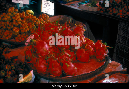 Fruit du dragon sur l'affichage avec les litchis derrière sur market stall dans Petchabhun Wichian Buri, Thaïlande du Nord, Banque D'Images