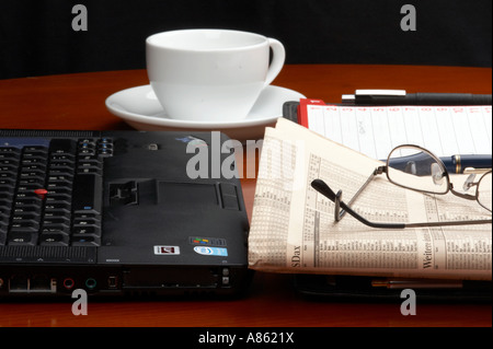 Environnement de bureau avec tasse de café, coffre, presse, verres, stylos et agenda de rendez-vous Banque D'Images