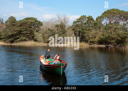 Bateau d'excursion sur le lac Muckross à Killarney National Park, dans le comté de Kerry Banque D'Images