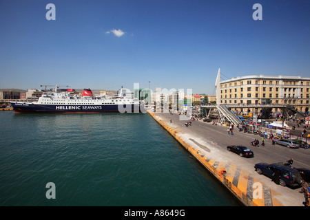 Grèce ATTICA ATHENS PIRAEUS HARBOR VUE DE L'ATTIKO METRO STATION ET LA NOUVELLE passerelle pour piétons Banque D'Images