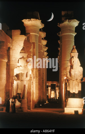 Les Colonnades d'Amenhotep III à Louxor sur la rive Est du Nil en Egypte Banque D'Images