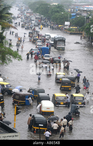 Circulation et inondations lors de la mousson forte pluie jour dans Bombay Mumbai ville Maharashtra Inde Asie Banque D'Images