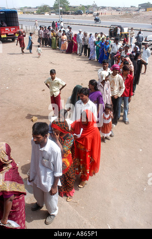 Longue ligne de personnes en dehors de scrutin pour voter pendant les élections à Bombay Mumbai Maharashtra Inde maintenant ville Asie Asie Banque D'Images