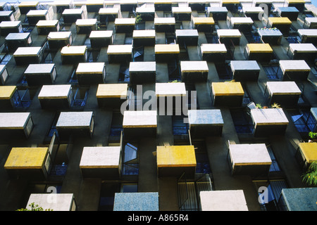 Appartement de grande hauteur de la ville d'un balcon comme blocs de cellules ou des boîtes à Santiago Banque D'Images