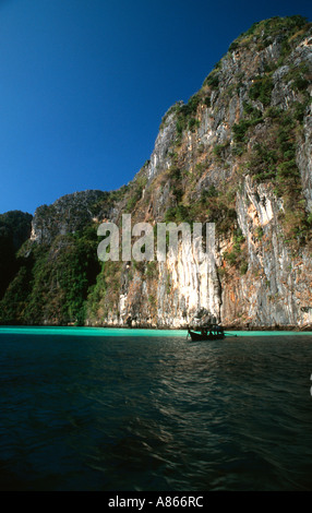 Falaises de calcaire de Phi Phi Leh en Thaïlande Banque D'Images