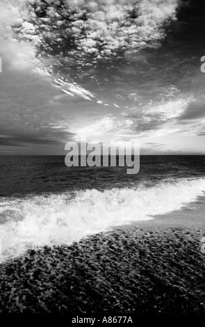 Sur le bord. Salthouse North Norfolk , plage de galets et le ciel du soir. Banque D'Images