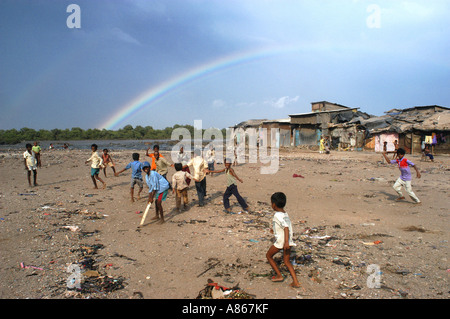 Arc-en-ciel en MPD77549 avec de pauvres des bidonvilles enfants jouant dans Guépard Camp Mankhurd à Bombay Inde Maharashtra Mumbai maintenant Banque D'Images