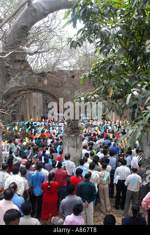 MPD77558 des milliers de chrétiens de Marol et autour d'assister à la Sainte Messe à l'Église baptiste Seepz Andheri Mumbai Inde MIDC Banque D'Images