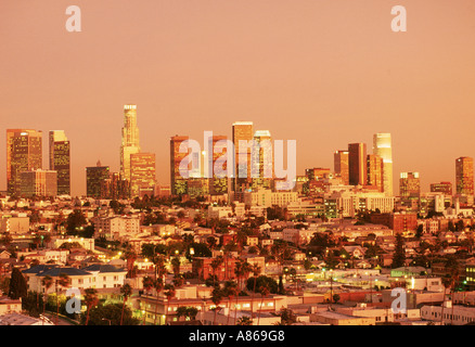 Le centre-ville de Los Angeles skyline sur l'Est de Los Angeles dehors au coucher du soleil Banque D'Images