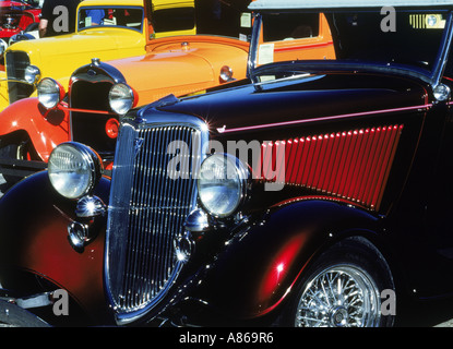 Vieux classique peint de couleurs vives, de voitures Ford 1940-50s Banque D'Images