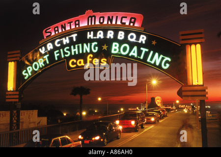 Entrée de la jetée de Santa Monica amusement park la nuit près de Los Angeles Banque D'Images