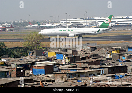 L'aéroport de Bombay avec Eva Air Cargo et les taudis en premier plan , Inde Banque D'Images