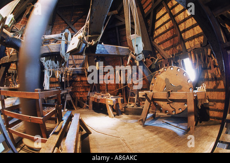 Intérieur du moulin à vent en bois maison avec des poulies, des cordes et de l'arbre d'entraînement en Hollande Banque D'Images